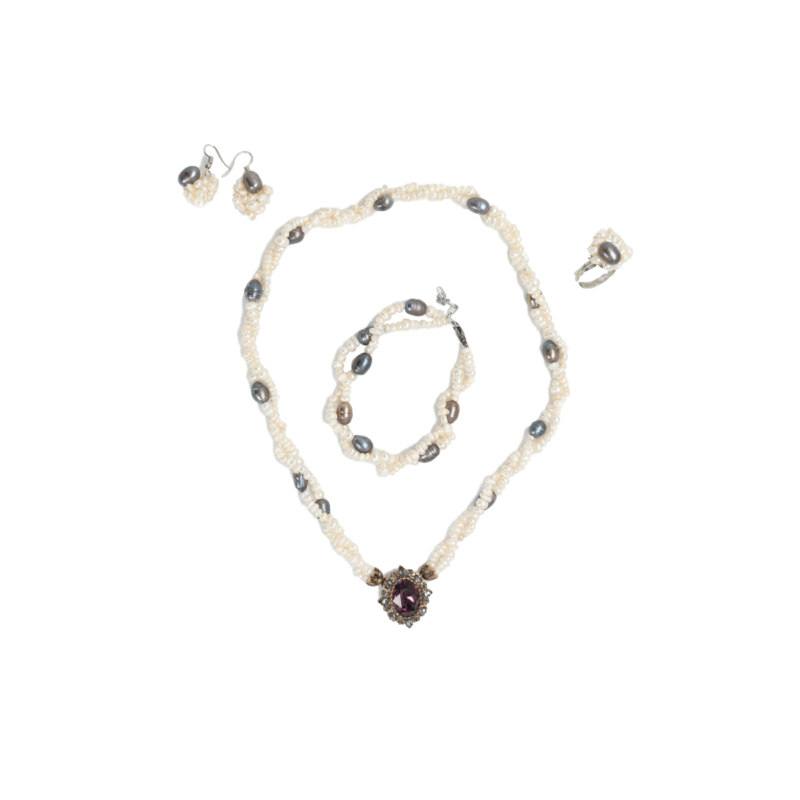 Set of white pearls and black pearls